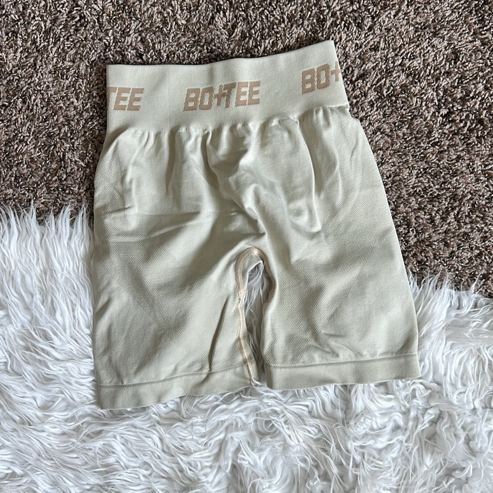 BO+TEE BEIGE WORKOUT BIKER SHORTS